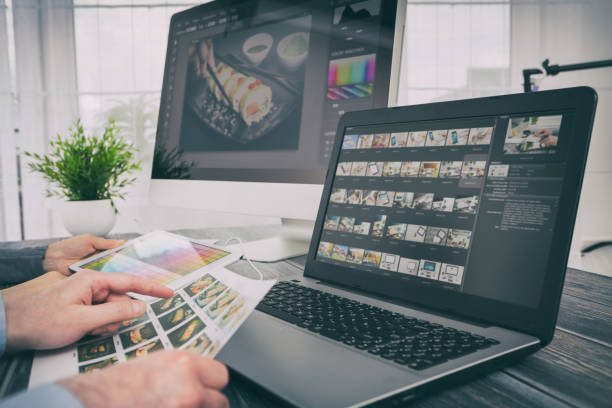 fotografen computer mit foto bearbeiten programme. - software fotos stock-fotos und bilder
