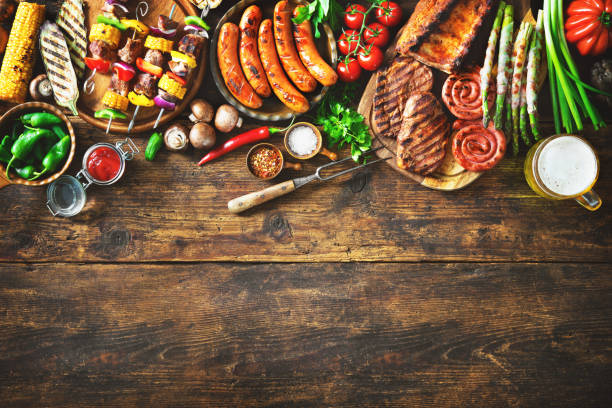 grilled meat and vegetables on rustic wooden table - food and drink steak meat food imagens e fotografias de stock