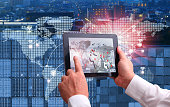smart-technologie-konzept-mit-der-globalen-logistik.jpg?b=1&s=170x170&k=20&c=hpONESTENLA6bElDxn1qbyq17GsMCqTkOE9DRLJvts8=