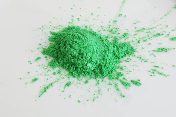 grüne pigment glimmerpulver für kosmetik - mica schist stock-fotos und bilder