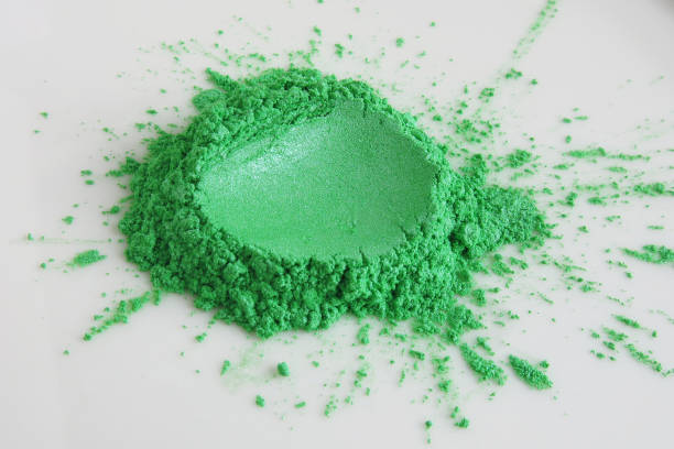 grüne pigment glimmerpulver für kosmetik - mica schist stock-fotos und bilder