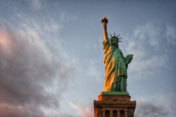 la statue de la liberté  - statue of liberty liberty statue flaming torch photos et images de collection