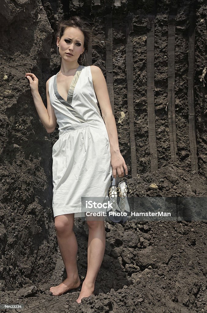 Donna di bianco Vestito estivo all'interno di un profondo nero di cava - Foto stock royalty-free di Abbandonato