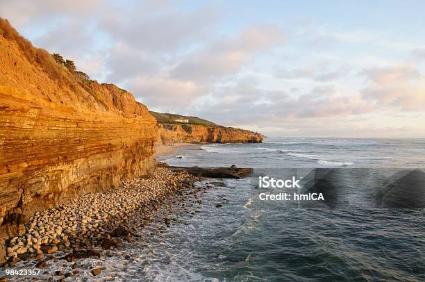 Zachód Słońca Cliffs - zdjęcia stockowe i więcej obrazów Bez ludzi - Bez ludzi, Brzeg wody, Chmura