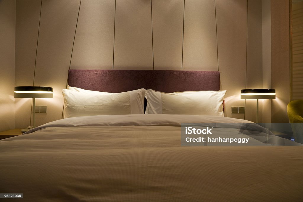 Отель спальней - Стоковые фото Прикроватная тумбочка роялти-фри