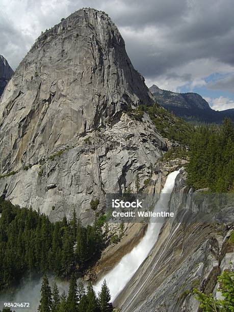 Невада Водопад И Свободы Крышкой На Йосемитский Национальный Парк — стоковые фотографии и другие картинки Без людей