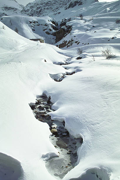 paisagem com rio pequeno nevadascomment - eisfläche imagens e fotografias de stock