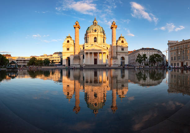 panorama della karlskirche (chiesa di san carlo) con riflessione nello stagno, vienna - karlsplatz foto e immagini stock