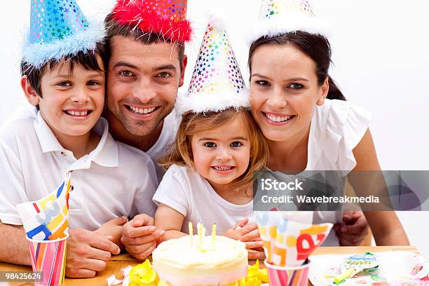 Glückliche Familie Tochter Geburtstag Zu Feiern Stockfoto und mehr Bilder von Beide Elternteile - Beide Elternteile, Bruder, Eltern