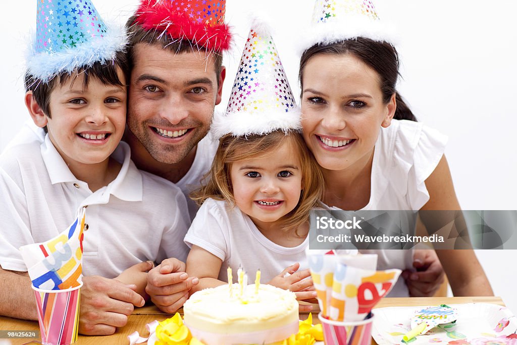 Família feliz comemorando o aniversário da filha - Foto de stock de Adulto royalty-free