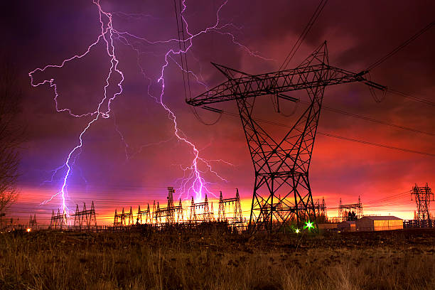 power distribution station mit blitze streik. - industry dusk night sustainable resources stock-fotos und bilder