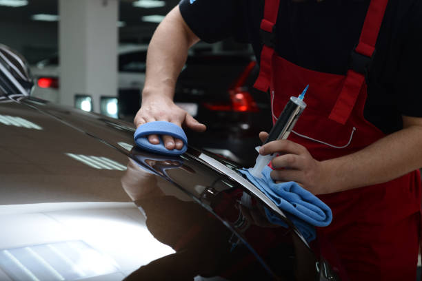 carro conceito de detalhamento. auto limpeza e polonês. - polishing car - fotografias e filmes do acervo