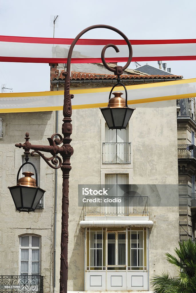 Béziers (Languedoc-Roussillon, Francia): farolas y coloridos carteles - Foto de stock de Aire libre libre de derechos