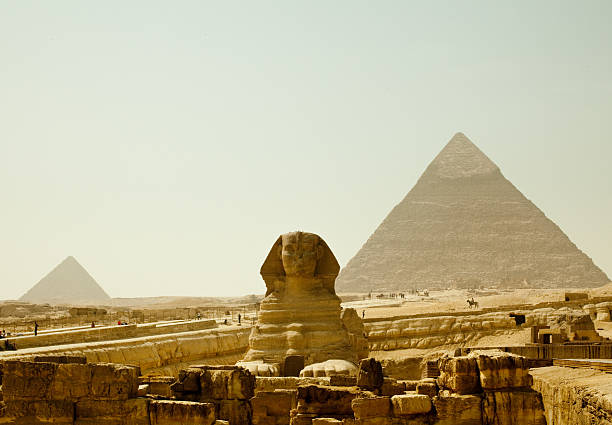 스핑크스와 기자 피라미드, 이집트 - sphinx night pyramid cairo 뉴스 사진 이미지