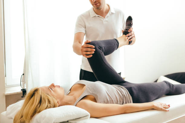 reabilitação física - backache massaging pain back - fotografias e filmes do acervo