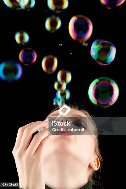 Schöne Blonde Mädchen Macht Bunte Soap Bubbles Stockfoto und mehr Bilder von Attraktive Frau - Attraktive Frau, Blase - Physikalischer Zustand, Blasen