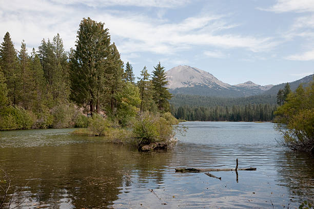 マンザニタ湖とラッセンピーク - manzanita lake ストックフォトと画像