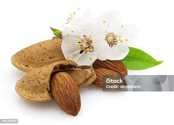 Foto de Amêndoas Com Flores e mais fotos de stock de Amêndoa - Amêndoa, Branco, Figura para recortar