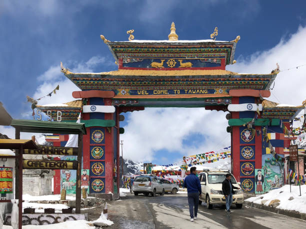 puerta de paso de sela - tibetan buddhism fotos fotografías e imágenes de stock