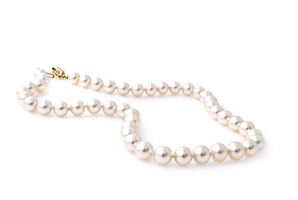 collana di perle isolato su sfondo bianco - 4611 foto e immagini stock