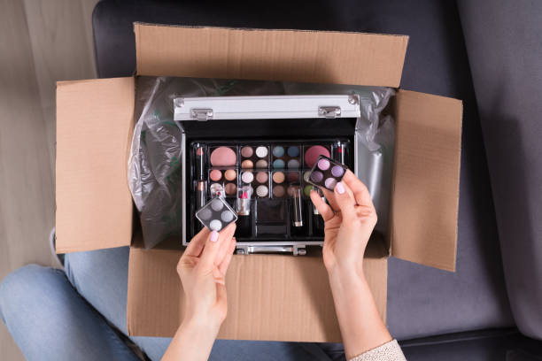 mujer con cosméticos de la caja de cartón - red lipstick fotografías e imágenes de stock