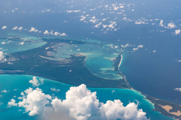 bela vista aérea dos mares de ilhas - poços de espanhol - turquesa de bahamas e nuvens interessantes - eleuthera island - fotografias e filmes do acervo