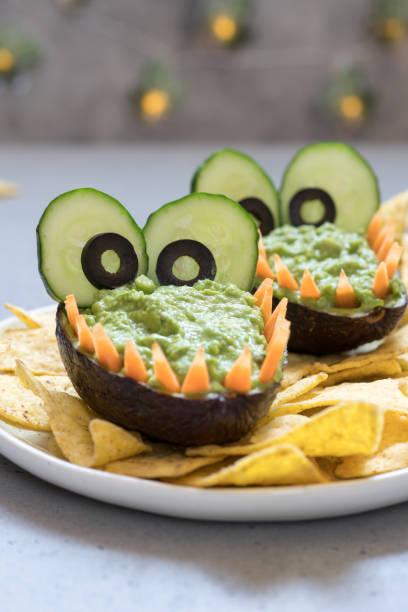 istock Funny alligator avocado guacamole dip and nachos 984384696