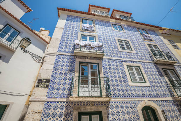 istock Tiled houses in Lisbon 984435570