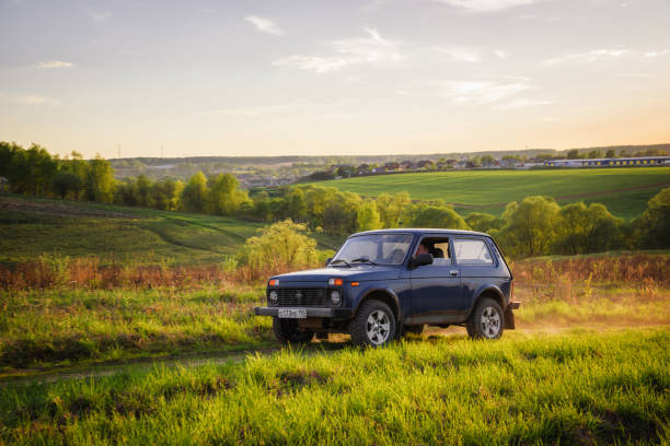 todoterreno lada niva - lada niva fotografías e imágenes de stock