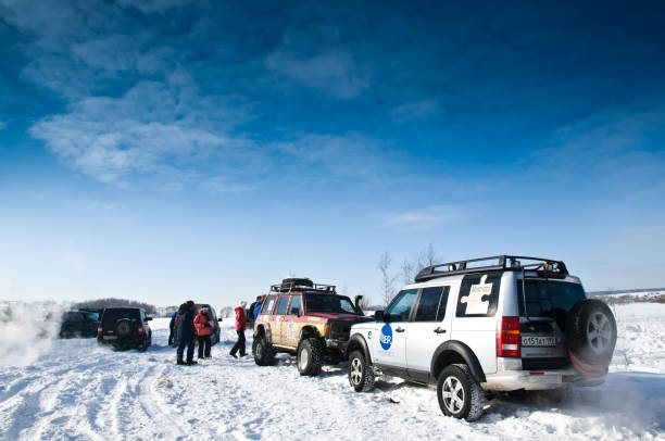 雪の上の suv - off road vehicle 4x4 snow driving ストックフォトと画像