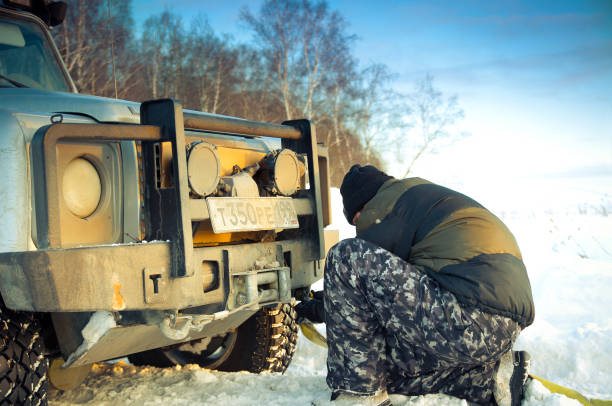 男性と suv ランドローバー ディフェンダー 110 - off road vehicle 4x4 snow driving ストックフォトと画像