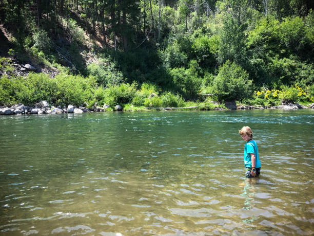 bambino che ama l'acqua fredda in estate - wading child water sport clothing foto e immagini stock