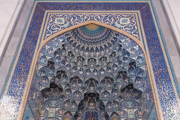 qiblah, grande moschea del sultano qaboos, muscat, oman - moschea sultan qaboos foto e immagini stock