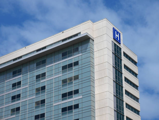 istock Building with large H sign for hospital 984523202