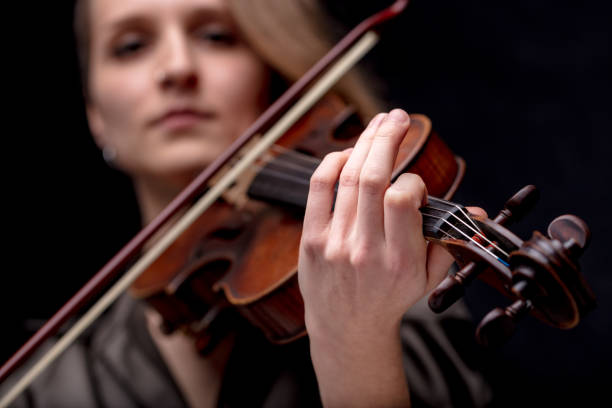 istock hand of a baroque violinist 984555012