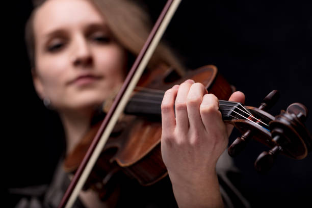 istock hand of a baroque violinist 984555038