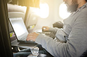 der-mann-arbeitet-hinter-dem-laptop-im-salon-das-flugzeug.jpg?b=1&s=170x170&k=20&c=J6URDbjlBwjWgyJwHZhQjurwqXpVTo2CW7DmWgZWhy8=