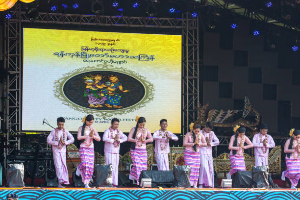 myanmar: festiwal wody thingyan - thingyan zdjęcia i obrazy z banku zdjęć