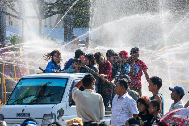 myanmar: festiwal wody thingyan - thingyan zdjęcia i obrazy z banku zdjęć