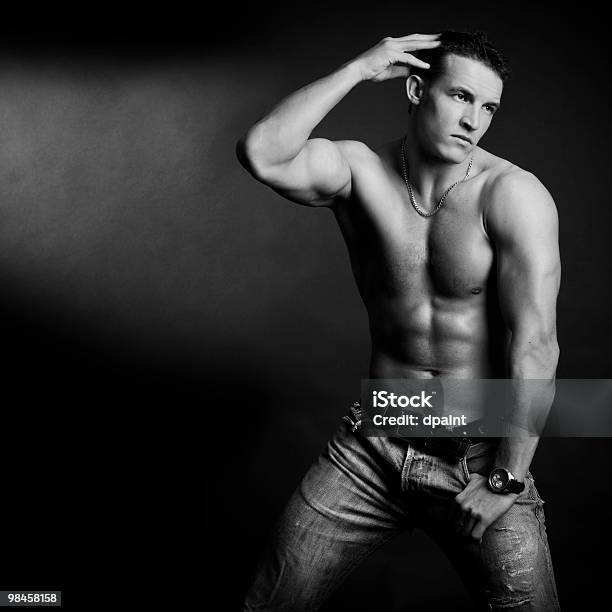 Photo libre de droit de Jeune Musclé Homme banque d'images et plus d'images libres de droit de Adulte - Adulte, Beauté, Biceps