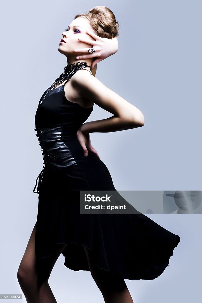 Красивая женщина в черном Вечернее платье - Стоковые фото Вечернее платье роялти-фри