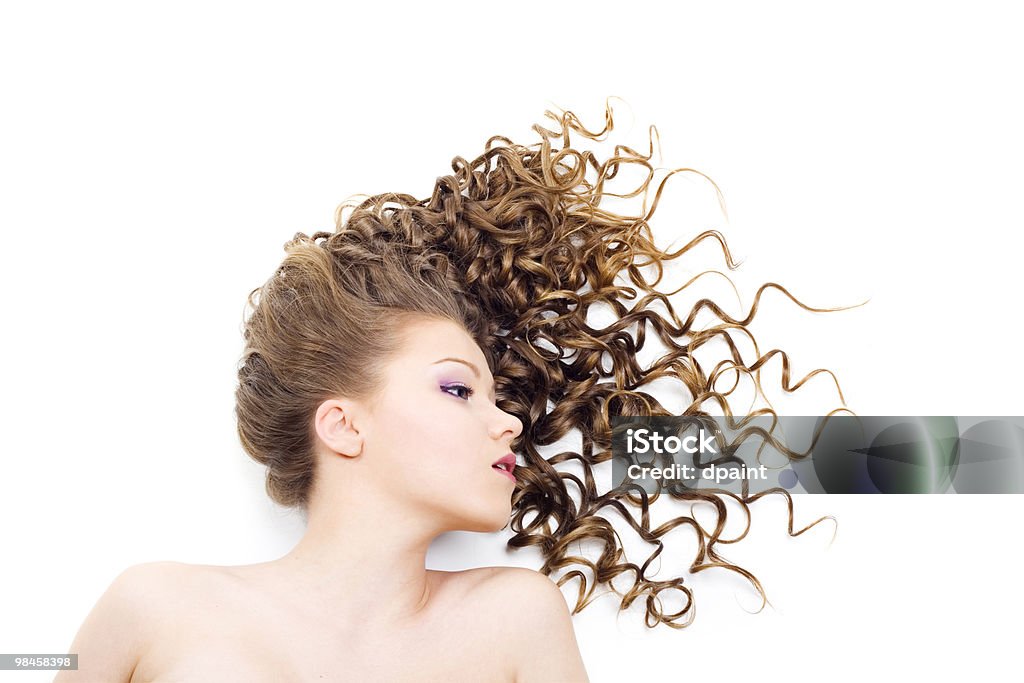 Красивая женщина с Длинные Волнистые волосы - Стоковые фото Белый роялти-фри
