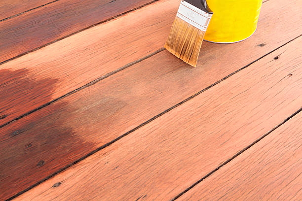 decking stagno e pennello olio per una piattaforma in legno - fine wood foto e immagini stock