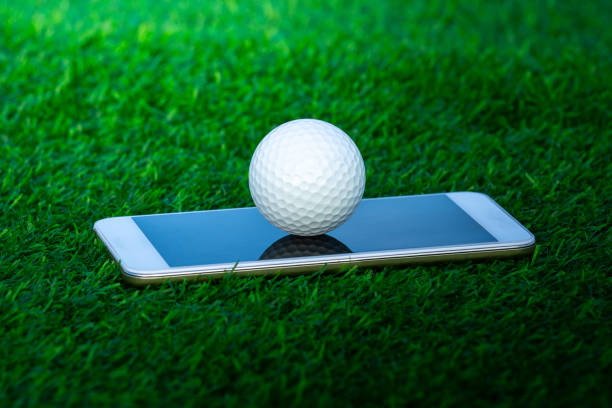 chiudere la pallina da golf sullo smartphone in erba verde sfondo - lawn ball circle green foto e immagini stock