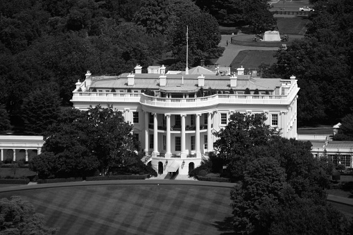 Blick vom Lafayette Square auf das Weiße Haus und Washington Monument in Washington D.C.