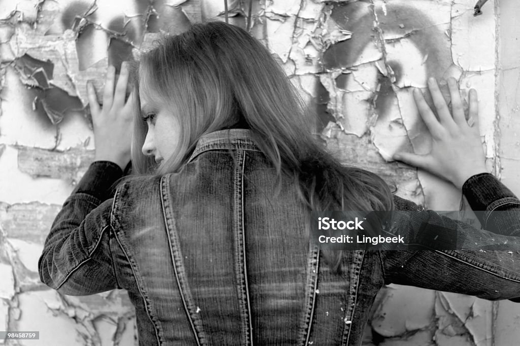 jeans ragazza contro il muro - Foto stock royalty-free di Abbigliamento casual