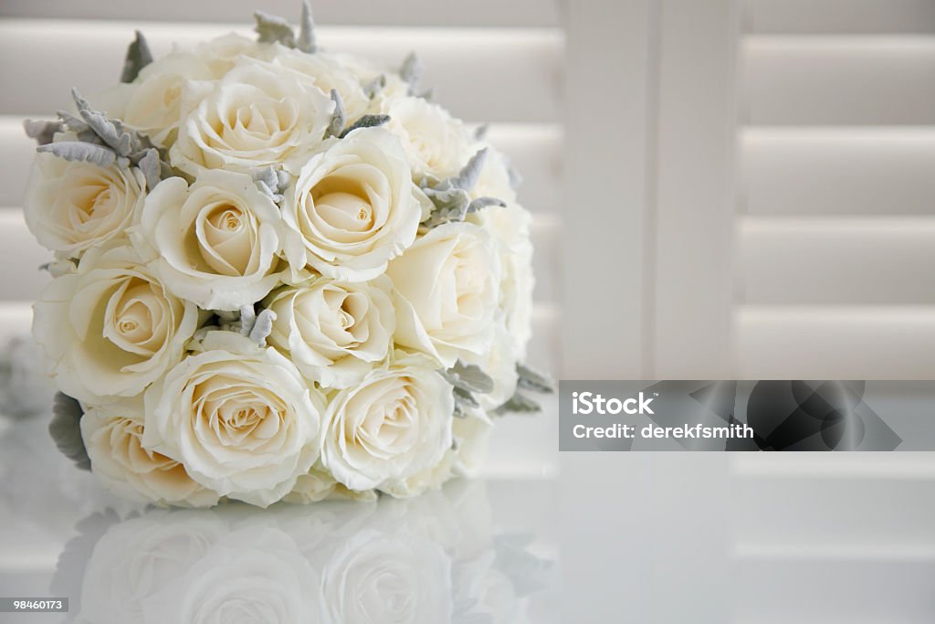 Rosas blancas con espacio de copia - Foto de stock de Blanco - Color libre de derechos