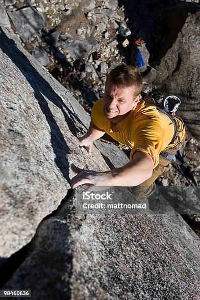 Escalada De Grietas Foto de stock y más banco de imágenes de Adulto - Adulto, Adulto joven, Aire libre