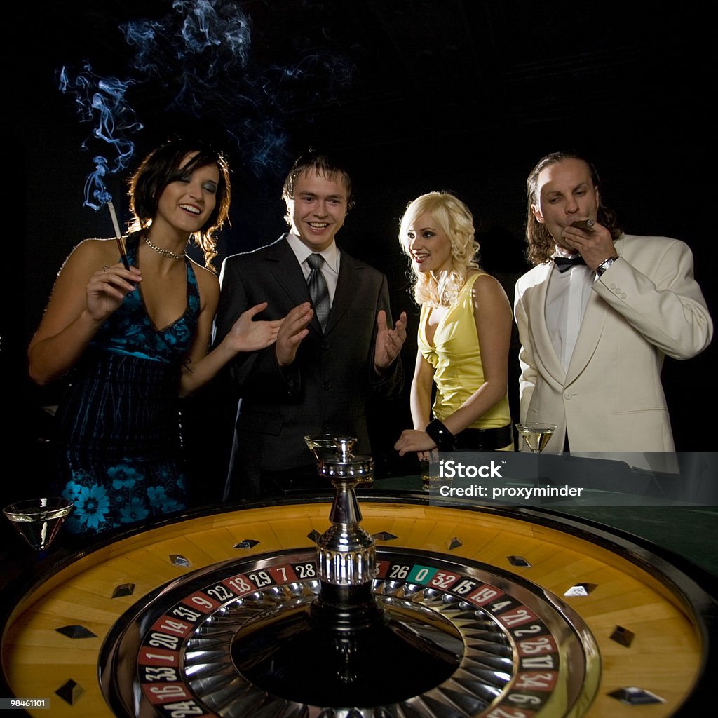 Roulette nel casinò - Foto stock royalty-free di Adulto