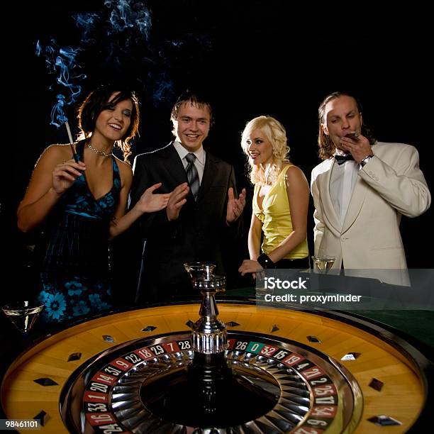 Roulette Nel Casinò - Fotografie stock e altre immagini di Adulto - Adulto, Allegro, Amicizia